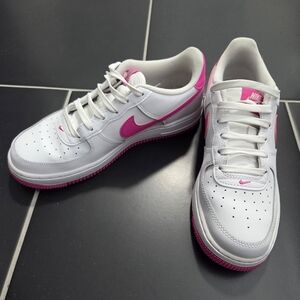 Nike Women's White and Pink Athletic Sneakers (Kids 5.5/womens 7)